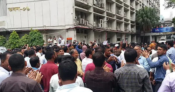 সচিবালয়ে বিক্ষোভকারীদের চাকরিচ্যুতির দাবি জানাচ্ছেন অনেকে। আপনি কি মনে করেন?